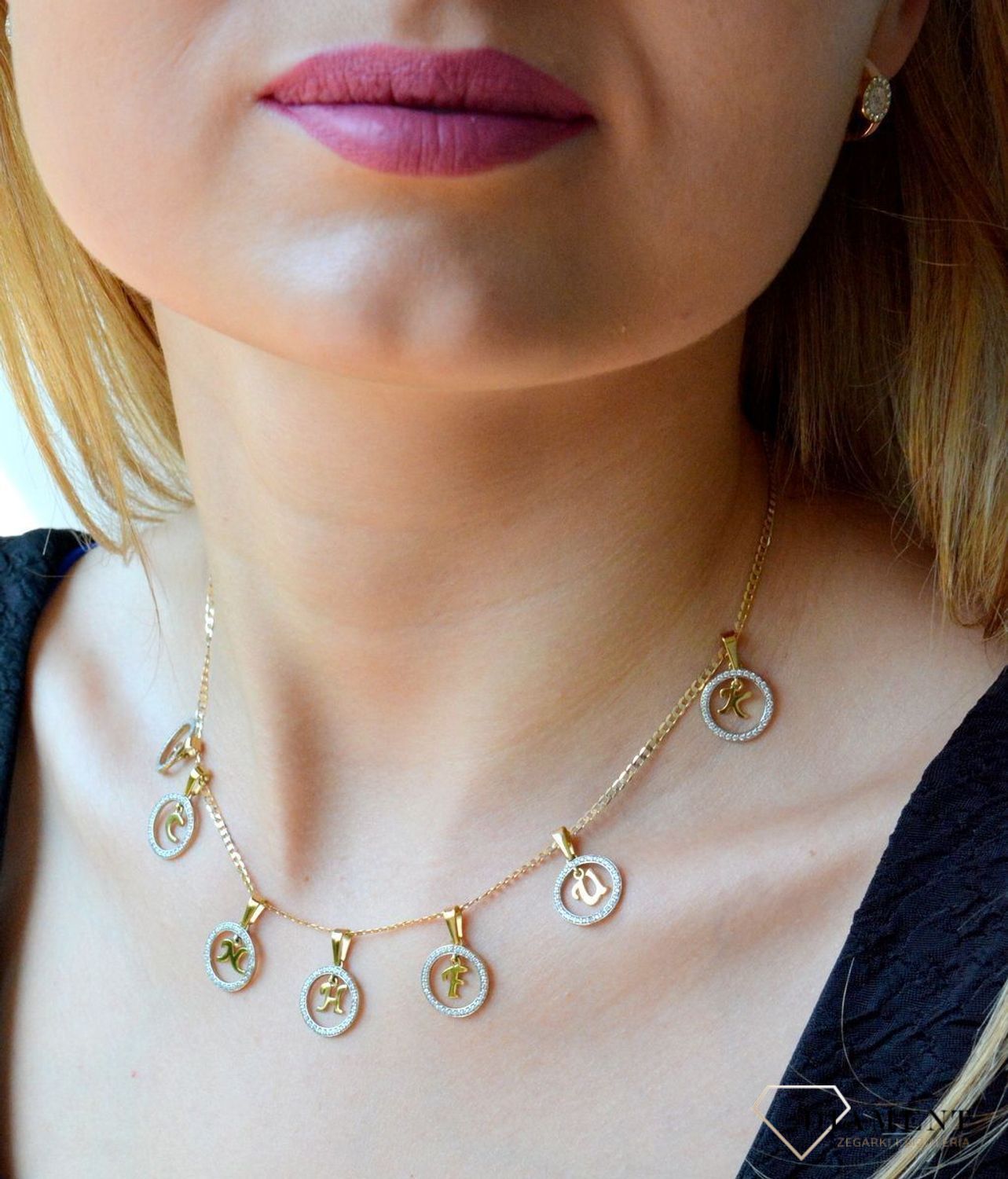 Złota zawieszka 333 literka N w kółeczku ozdobionym cyrkoniami Z-441 N. Piękny, złoty wisiorek o ciekawym wzorze wykonany z żółtego złota próby 333. Personalizowana zawieszka to doskonały pomysł na prezent dla każdej kobiety..jpg